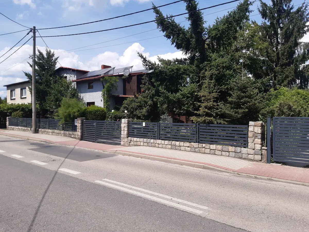Ile lat wytrzyma ogrodzenie panelowe?